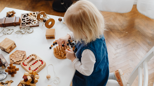 Montessori Eğitimi Nedir? Evde Uygulamak İçin Basit ve Etkili Yöntemler